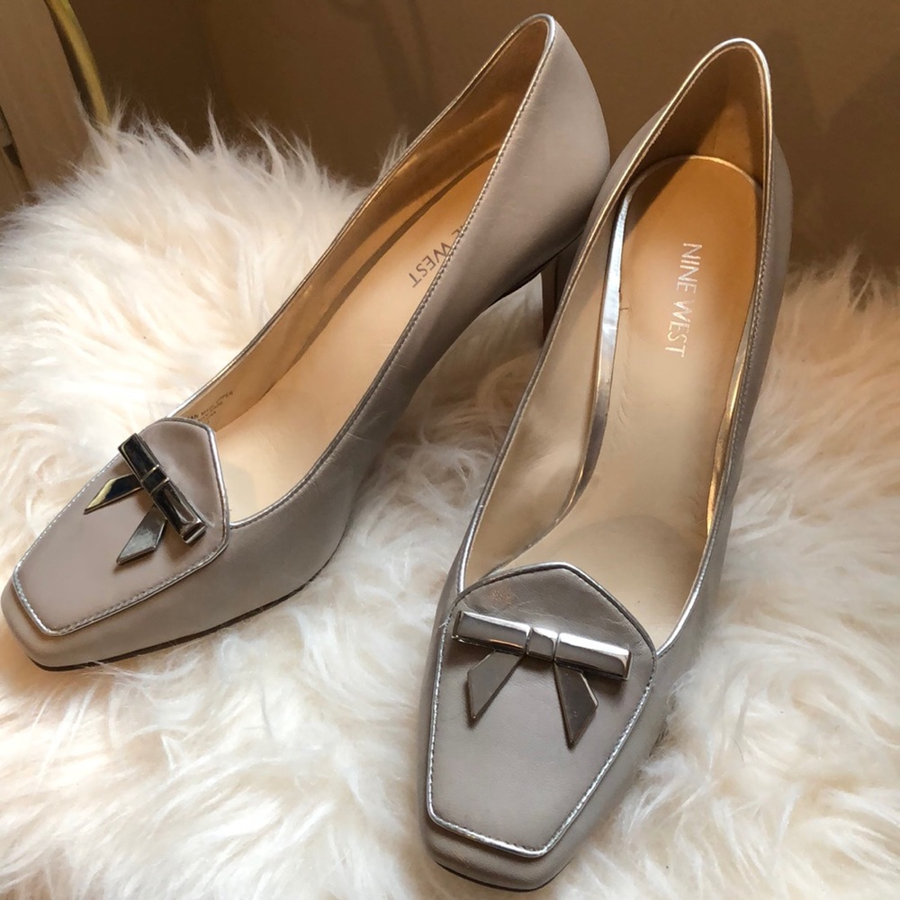 Nine West Light Gray Leather Heels Metal Bow 10M
